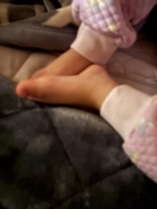 久しぶりに自宅で寝落ちした上の子の足。安心して眠る様子が伝わる一枚。