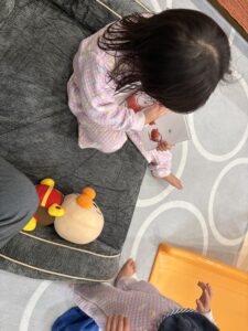 まめの新しい寝床に座って絵本を読む子供たち