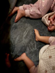 寝落ちした子供の足の写真