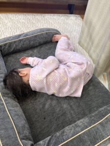 七五三のあとソファで寝落ちした子ども