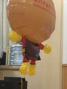 少ししぼみ気味のアンパンマン風船の様子