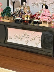 桜の背景とひな人形の飾り