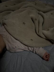 布団で横になる子どもの様子