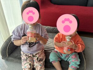 `ペットボトルストローで一人で飲む姉妹`