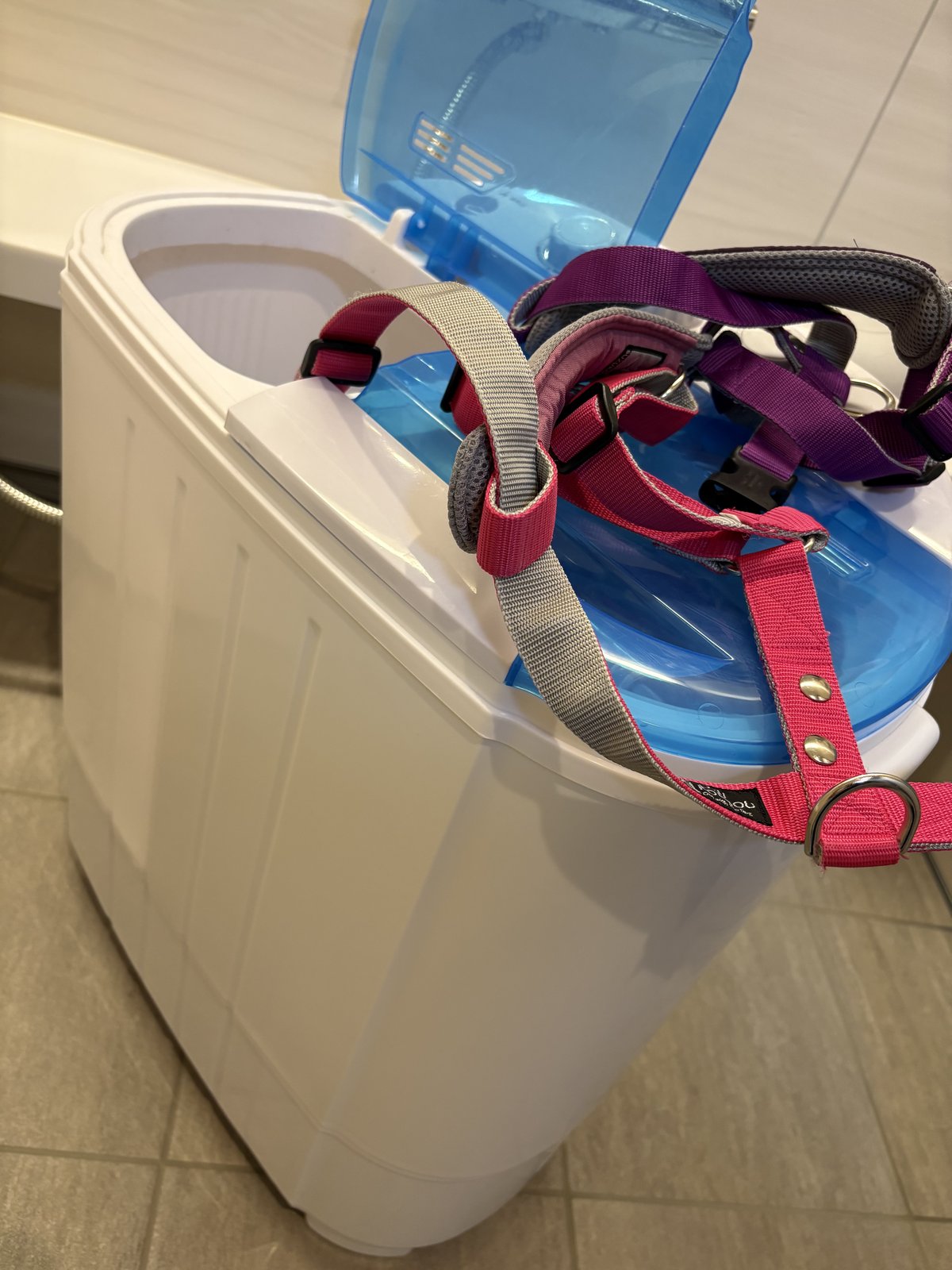 小型二層式洗濯機の使用後の様子。洗い槽の蓋を開けて乾燥させ、隣でまめの洗濯物も乾燥中