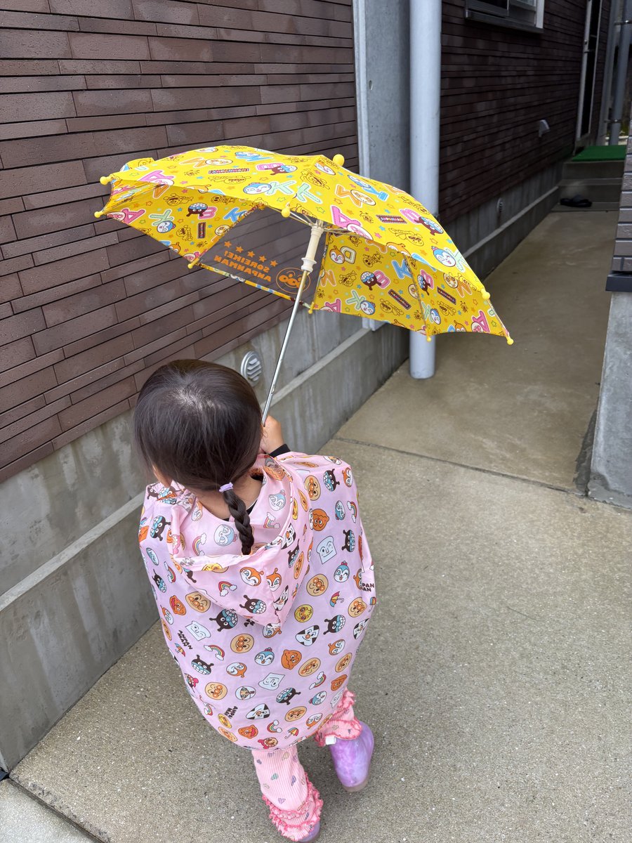アンパンマンの傘を広げる子ども　アンパンマンカッパもお揃い
