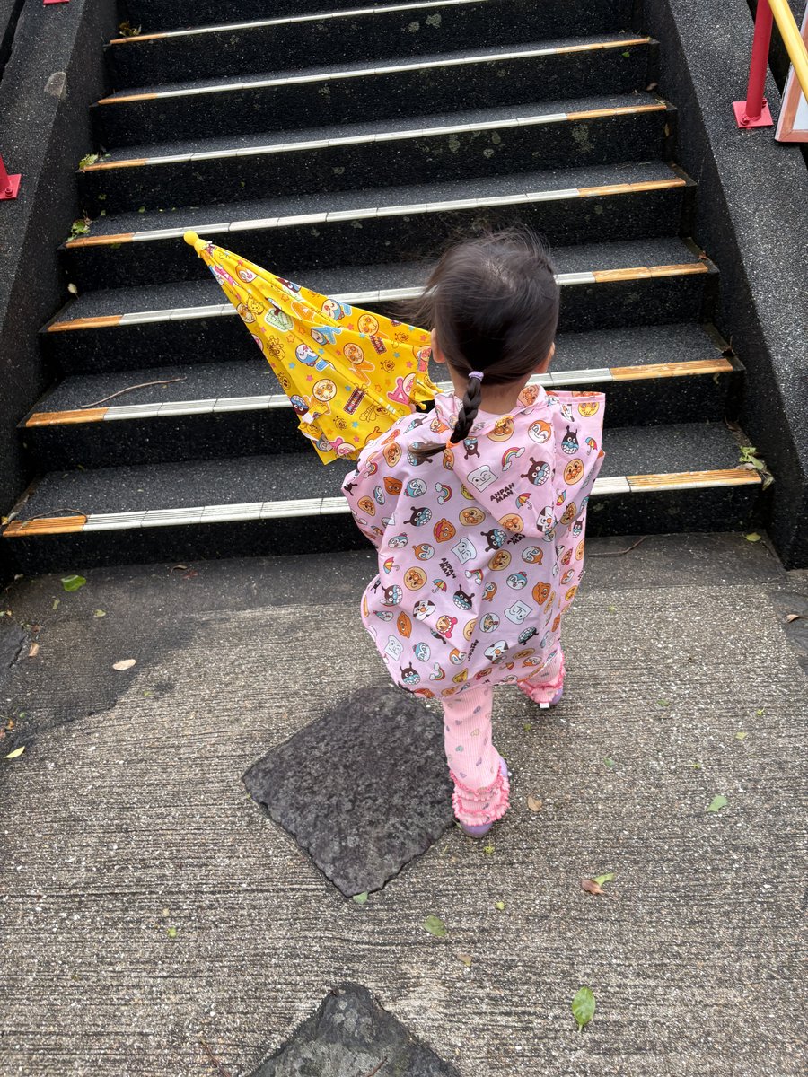 アンパンマン傘を持って保育園へ向かう子ども