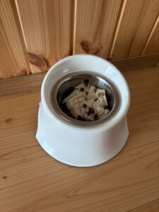 ドライフードにウェットフードをトッピングした柴犬のごはん