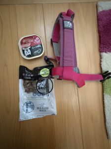 黒柴まめの旅行グッズ（ハーネス・おやつ・ウェットフード）