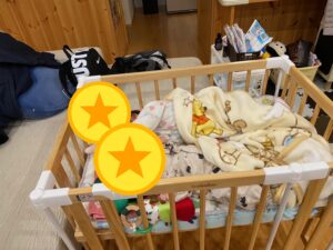 ベビーベッドで寝る赤ちゃんと上の子