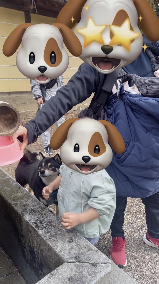 金比羅山で象の像の前に立つ柴犬まめと子ども