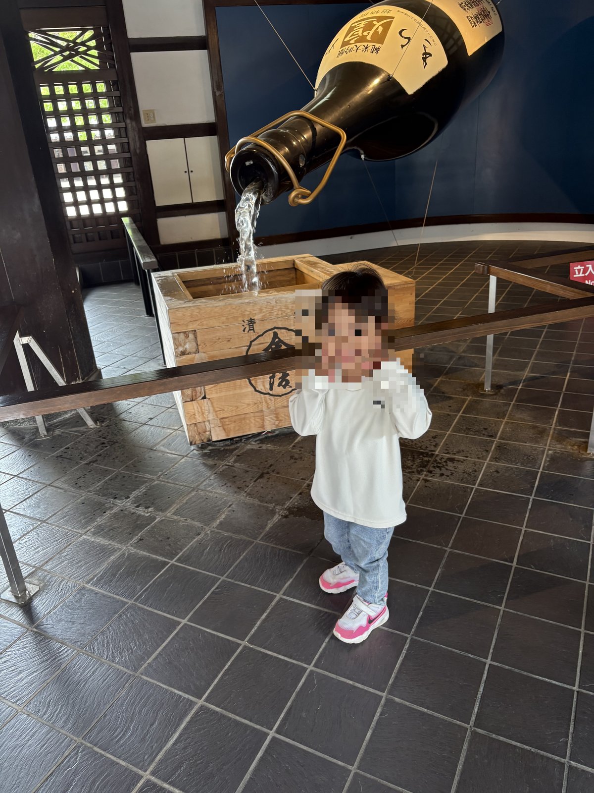 金刀比羅宮の参道のお店で笑顔の子供