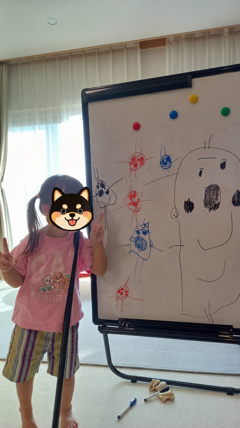 U字脚スタンドタイプのホワイトボードにお絵描きする110cmの子ども